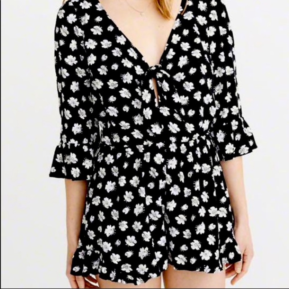 Abercrombie & Fitch Black Floral Romper Size Large
